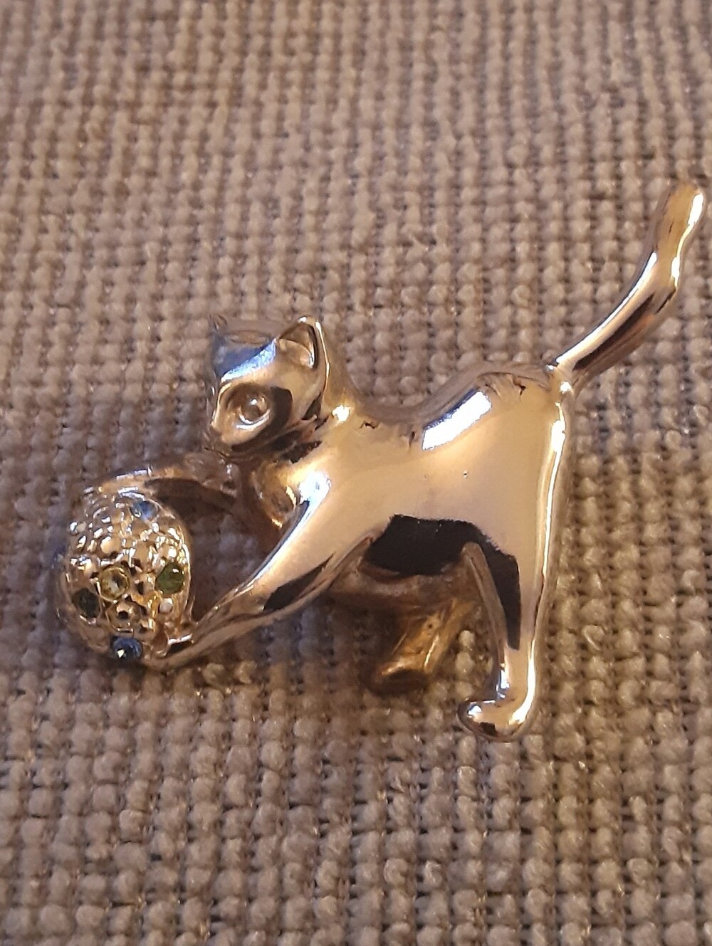 Silver Tone Cat Brooch with Decorative Ball